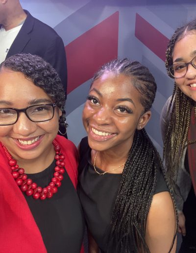 marie with nccu students 23